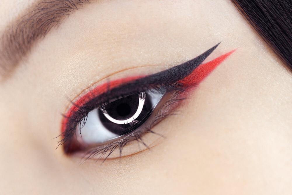 Black and red eyeliner look with multiple tips