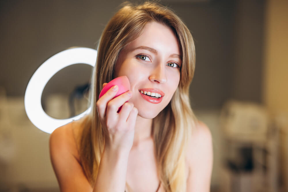 woman applying foundation