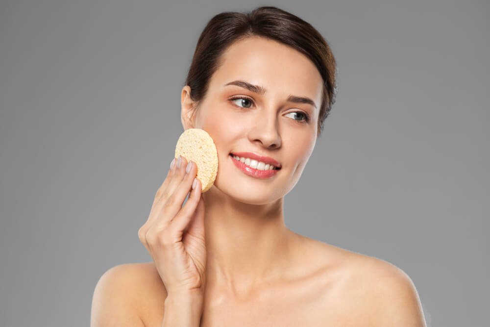 woman using exfoliating pad